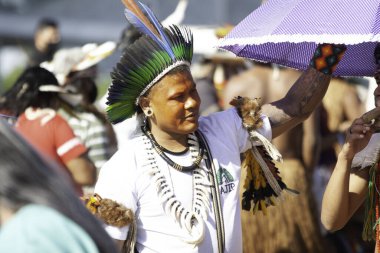 Pataxos Kızılderilileri Brasilia 'daki Planalto Sarayı' nın önünde protesto yapıyor. 17 Haziran. 2021, Brasilia, Federal Bölge, Brezilya: Pataxo Kızılderilileri madencileri, toprakları sınırlandırmayı ve Planalto Pala önünde Bolsopnaro hükümetini protesto ettiler