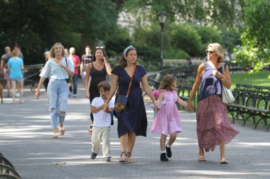 Central Park 'ta sabahın erken saatleri. 18 Haziran 2021, New York, ABD: Central Park esasen köpek gezdirmek, spor yapmak, portre çizmek, sokak satıcıları, sokak sanatçıları, at arabası sürmek, piknik yapmak için iyi bir yer olmuştur.