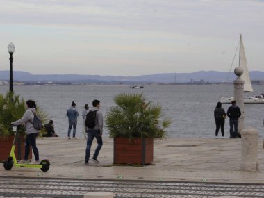 Lizbon toplu taşımacılığının bir parçası olan Transtejo Fluvial hattında turistlerin taşınması ve Tejo Nehri 'nden ayrılan diğer turist teknelerinin yanı sıra