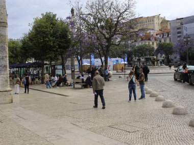  Portekiz, Covid-19 oranının artması yönündeki kısıtlamaları duyurdu. 18 Haziran 2021, Lizbon, Portekiz: Çevredeki ve Rossio tren istasyonundaki yolcuların yoğun hareketi, Portekiz 'deki çeşitli noktalara giden yollar, 