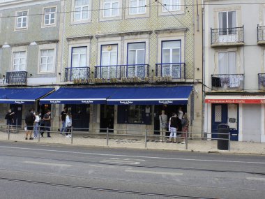 Lizbon 'da Belem' in geleneksel pastasının tadını çıkarmak için kuyruğa girin. 21 Pazartesi günü Lizbon 'da geleneksel Belem pastasının tadını çıkarmak için sıraya girin. 1837 'den beri 