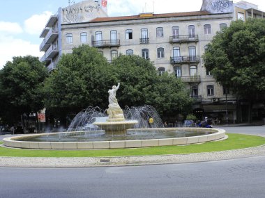 Lizbon 'daki Arco do Cego mahallesinde hareketlilik. 20 Haziran 2021, Lizbon, Portekiz: Arco do Cego Mahallesi 'nde güzel Jorge Luis Borges bahçesi ve Saldanha metro istasyonu yakınlarındaki geniş ağaçlık sokaklarıyla hareketlilik