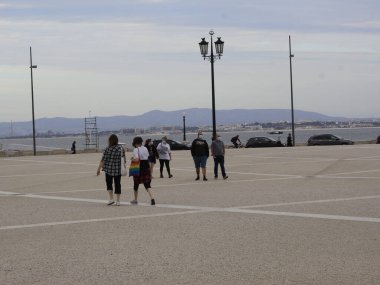 Lizbon toplu taşımacılığının bir parçası olan Transtejo Fluvial hattında turistlerin taşınması ve Tejo Nehri 'nden ayrılan diğer turist teknelerinin yanı sıra