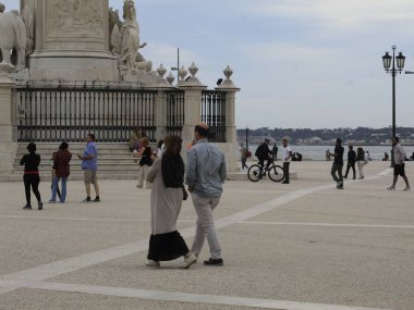 Lizbon toplu taşımacılığının bir parçası olan Transtejo Fluvial hattında turistlerin taşınması ve Tejo Nehri 'nden ayrılan diğer turist teknelerinin yanı sıra