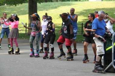 Babalar Günü Central Park 'ta kutlandı. 20 Haziran 2021, New York, ABD: New Yorklular Central Park 'ta Babalar Günü' nü paten kayarak, dans ederek, piknik yaparak ve COVID-19 'un ortasında parti yaparak kutladılar.