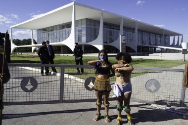 Pataxos Kızılderilileri Brasilia 'daki Planalto Sarayı' nın önünde protesto yapıyor. 17 Haziran. 2021, Brasilia, Federal Bölge, Brezilya: Pataxo Kızılderilileri madencileri, toprakları sınırlandırmayı ve Planalto Pala önünde Bolsopnaro hükümetini protesto ettiler