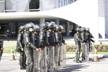 Pataxos Kızılderilileri Brasilia 'daki Planalto Sarayı' nın önünde protesto yapıyor. 17 Haziran. 2021, Brasilia, Federal Bölge, Brezilya: Pataxo Kızılderilileri madencileri, toprakları sınırlandırmayı ve Planalto Pala önünde Bolsopnaro hükümetini protesto ettiler