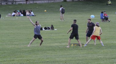 (New Yorklular Central Park Çimenliği. 17 Haziran 2021, New York, ABD: Güneşli bir günde New York 'lular ve turistler Central Park çimlerini doldururken, piknik yaparken, dans ederken, spor yaparken, roman okurken ve partnerleriyle aşk zamanlarının keyfini çıkarırken görülüyor.