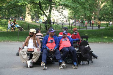 Babalar Günü Central Park 'ta kutlandı. 20 Haziran 2021, New York, ABD: New Yorklular Central Park 'ta Babalar Günü' nü paten kayarak, dans ederek, piknik yaparak ve COVID-19 'un ortasında parti yaparak kutladılar.