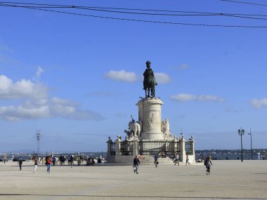 Lizbon 'daki Comercio Meydanı' nda insan hareketleri. 21 Haziran 2021, Lizbon, Portekiz: Comercio Meydanı 'nda, 21 Haziran Pazartesi günü Coronavirus salgınının ortasında, en önemlilerden biri olan insanların hareketi (Covid-19). 