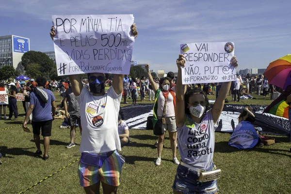 ブラジリアのボルソナーロ政府に対する抗議 ブラジル連邦区ブラジリア2021年6月19日 ブラジルのエスプラネードで 抗議者はジェール ボルソナーロ大統領とワクチンの賛成で 土曜日 に行動を起こす — ストック写真