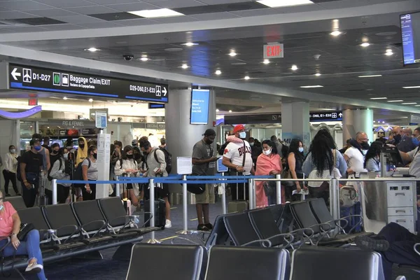 Πληθυσμός Διεθνές Αεροδρόμιο Του Μαϊάμι Μέσω Covid Ιουνίου 2021 Μαϊάμι — Φωτογραφία Αρχείου
