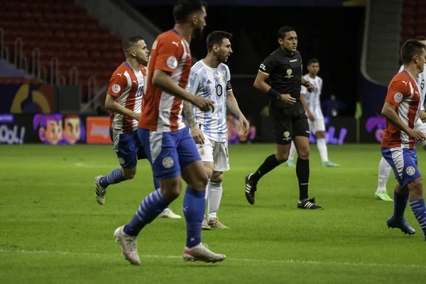Spo美洲杯 阿根廷和巴拉圭 2021年6月21日 巴西利亚 巴西联邦区 Lionel Messi在阿根廷和巴拉圭之间的足球比赛期间 在巴西利亚Mane Garrincha体育场举行的第三轮美洲杯有效 — 图库照片