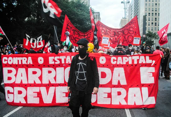 Int 抗议里约热内卢的博尔索纳罗政府 2021年6月19日 巴西里约热内卢 与左翼运动有联系的抗议者抗议亚勒 博尔索纳罗总统沿着巴尔加斯大道离开 — 图库照片