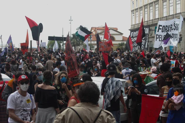 Int リオデジャネイロのボルソナーロ政府に対する抗議 2021年6月19日ブラジル リオデジャネイロ 左翼運動に関連した抗議者がバルガス アベニュー大統領に沿って旅行中のジャール ボルソナーロ大統領の出発に抗議している — ストック写真