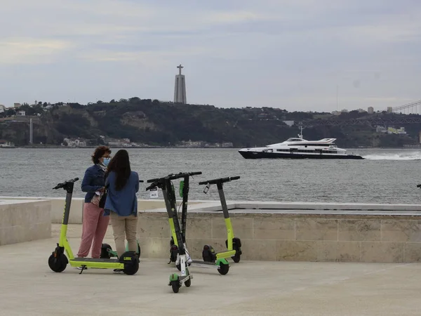 Turisták Mozgása Lisszaboni Tömegközlekedés Részét Képező Transtejo Fluviale Vonalon Tejo — Stock Fotó