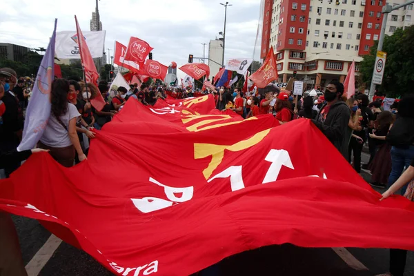 Int 抗议里约热内卢的博尔索纳罗政府 2021年6月19日 巴西里约热内卢 与左翼运动有联系的抗议者抗议亚勒 博尔索纳罗总统沿着巴尔加斯大道离开 — 图库照片