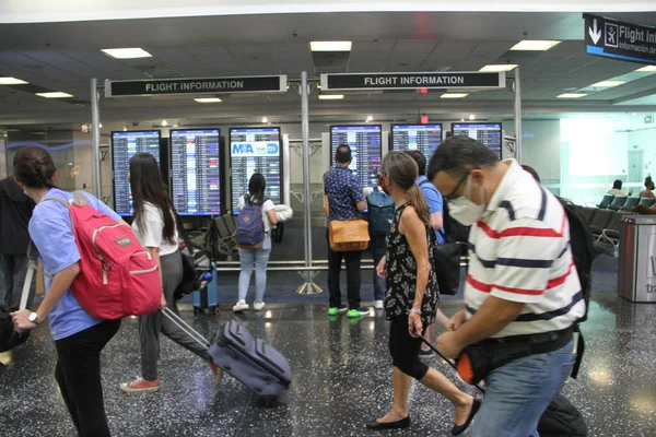 拥挤的迈阿密国际机场Covid 2021年6月21日 美国佛罗里达州迈阿密 尽管Covid 19流行 迈阿密国际机场仍有大量乘客 要登机的乘客排得很长 — 图库照片