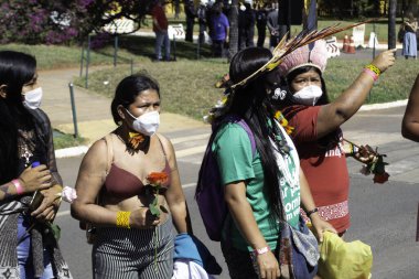 Brasilia 'da arazi sınırlamasını zorlaştıran projeye karşı yapılan yerel protesto. 23 Haziran 2021, Brasilia, Federal Bölge, Brezilya: Farklı etnik kökenlere sahip yerli halk, Ek IV. 