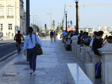 Yazın ilk perşembesi Portekiz 'de insan dolaşımı. 24 Haziran 2021, Cascais, Portekiz: Yazın ilk perşembesi Portekiz kıyısındaki Cais do Sodre 'de Coronavirus salgınının ortasında insanların hareketi.