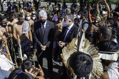 Kızılderililer, Brasilia 'da arazi sınırlamasını zorlaştıran bir öneriyi protesto ediyorlar. 23 Haziran 2021, Brasilia, Federal Bölge, Brezilya: Hintliler Brasilia 'daki Ek IV Temsilciler Meclisi önünde düzenlenen gösteriye katıldılar.