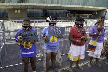 Yerli Kızılderililer Brezilya 'da Toprak Haklarını Protesto Ediyor. 23 Haziran 2021, Brasilia, Federal Bölge, Brezilya: Brasilia 'daki Ek IV. Milletvekilleri Meclisi önünde düzenlenen gösteriye farklı etnik kökenlere sahip yerli halk katıldı.
