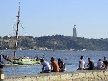 Yazın ilk perşembesi Portekiz 'de insan dolaşımı. 24 Haziran 2021, Cascais, Portekiz: Yazın ilk perşembesi Portekiz kıyısındaki Cais do Sodre 'de Coronavirus salgınının ortasında insanların hareketi.