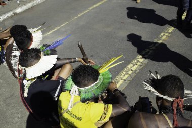 Kızılderililer, Brasilia 'da arazi sınırlamasını zorlaştıran bir öneriyi protesto ediyorlar. 23 Haziran 2021, Brasilia, Federal Bölge, Brezilya: Hintliler Brasilia 'daki Ek IV Temsilciler Meclisi önünde düzenlenen gösteriye katıldılar.