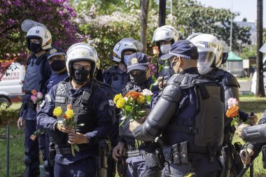 Brasilia 'da arazi sınırlamasını zorlaştıran projeye karşı yapılan yerel protesto. 23 Haziran 2021, Brasilia, Federal Bölge, Brezilya: Farklı etnik kökenlere sahip yerli halk, Ek IV. 