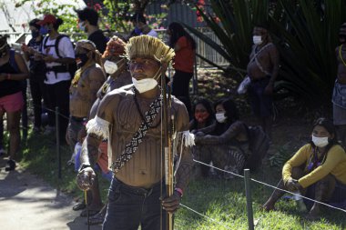Kızılderililer, Brasilia 'da arazi sınırlamasını zorlaştıran bir öneriyi protesto ediyorlar. 23 Haziran 2021, Brasilia, Federal Bölge, Brezilya: Hintliler Brasilia 'daki Ek IV Temsilciler Meclisi önünde düzenlenen gösteriye katıldılar.