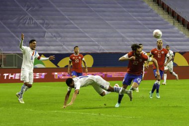 (Copa America: Şili ve Paraguay. 24 Haziran 2021, Brasilia, Federal Bölge, Brezilya: Şili ile Paraguay arasındaki futbol maçı, 24 Perşembe günü Brasilia 'daki Mane Garrincha Stadyumu' nda düzenlenen Copa America 'nın 4. turu için geçerli.). 
