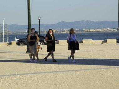 Yazın ilk perşembesi Portekiz 'de insan dolaşımı. 24 Haziran 2021, Cascais, Portekiz: Yazın ilk perşembesi Portekiz kıyısındaki Cais do Sodre 'de Coronavirus salgınının ortasında insanların hareketi.