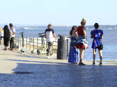 Yazın ilk perşembesi Portekiz 'de insan dolaşımı. 24 Haziran 2021, Cascais, Portekiz: Yazın ilk perşembesi Portekiz kıyısındaki Cais do Sodre 'de Coronavirus salgınının ortasında insanların hareketi.