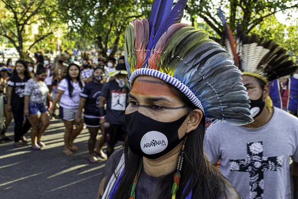 在巴西 土著印第安人抗议土地权利 2021年6月23日 巴西利亚 巴西联邦区 不同族裔的土著人民在巴西利亚众议院附件四面前参加了一次示威 — 图库照片