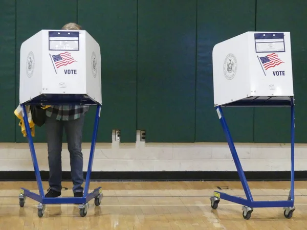 Tepida Risposta Dei Newyorkesi Che Votano Nelle Primarie Del Sindaco — Foto Stock