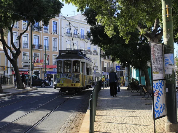 Lisboa Portugal Público Desfruta Vista Cidade Lisboa Miradouro Senhora Monte — Fotografia de Stock