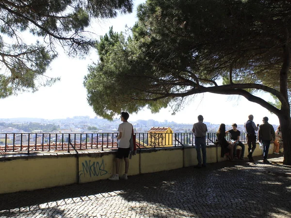 Лисбон Португалия Общественность Наслаждается Видом Город Лисбон Сеньора Фабрегас Взгляд — стоковое фото