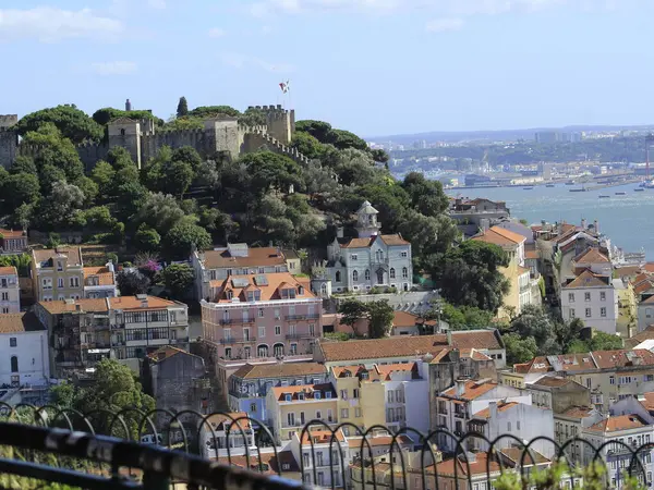 Λισαβόνα Πορτογαλία Κοινό Απολαμβάνει Θέα Της Πόλης Της Λισαβόνας Από — Φωτογραφία Αρχείου