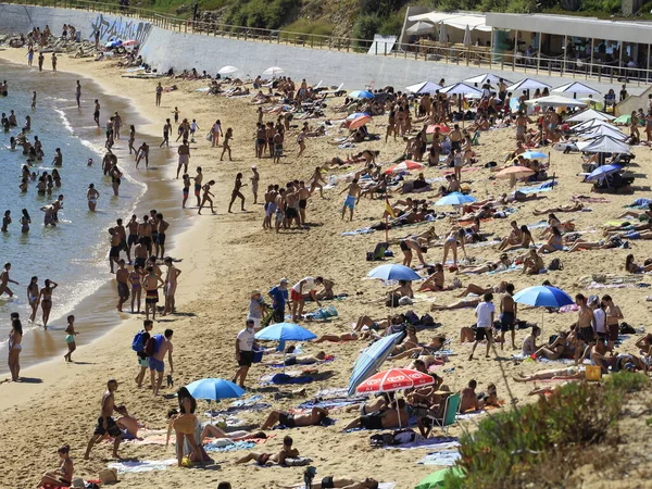 포르투갈 에사는 페드루 에스투릴 해변에서 목욕하는 사람들 2017 Cascais Portugal — 스톡 사진
