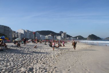 COVID-19 'un ortasında Copacabana Sahili' nde yoğun insan hareketleri. 27 Haziran 2021, Rio de Janeiro, Brezilya: Copacabana plajında yoğun bir hareket var hava 28 derece gösteriyor.