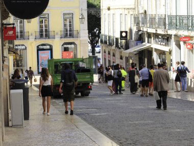 Lizbon şehir merkezinde Coronavirüs salgınının ortasında yoğun bir hareket. 26 Haziran 2021, Lizbon, Portekiz: Lizbon şehir merkezinde yoğun hareket, restoranların, kafelerin, pastanelerin ve genel ticaretin Avrupa 'da yoğunlaştığı 26 Haziran Cumartesi günü