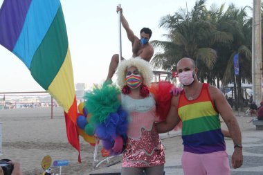 Copacabana sahilinde Onur Ayı sade bir şekilde kutlandı. 27 Haziran 2021, Rio de Janeiro, Brezilya: Onur Ayı Haziran ayında tüm dünyada kutlanırken, Brezilya da bir istisna değil, fakat ülkedeki COVID-19 kısıtlamaları nedeniyle,