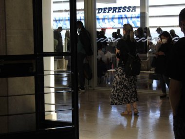 Lizbon Metropolitan Alanı; Covid-19 veya sertifikaları için test edilen girdi ve çıktılar. 25 Haziran 2021, Lizbon, Portekiz: Terreiro 'daki yolcu hareketi Paco tekne terminalinde ve Lizbon' daki Santa Apolonia tren istasyonunda