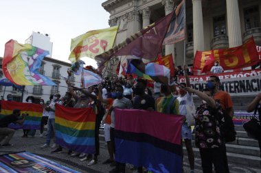 LGBTIA + grupları Rio de Janeiro 'da Başkan Jair Bolsonaro hükümetini protesto etti. Cumhurbaşkanı Jair Bolsonaro hükümetini protesto eden LGBTIA + gruplarıyla bağlantılı hareketler