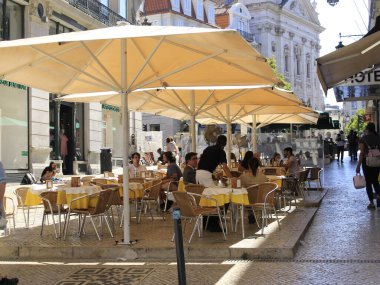 Cais do Sodre ve Lizbon 'daki Comercio Meydanı' nda insan hareketleri. 25 Haziran 2021, Lizbon, Prtugal: 25 Haziran Cuma günü Lizbon 'da Cais do Sodre ve Comercio Meydanı' nda yoğun bir insan hareketi gerçekleşti. Lizbon ve Sesimbra şehri Albufeira 'ya katıldı. 