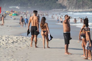 Copacabana Plajı 'nda COVID-19' un ortasında Cariocas. 26 Haziran 2021, Rio de Janeiro, Brezilya: Rio de Janeiro 'da kış mevsiminde bile hava ısındıkça, birçok Cariocas (Rio de Janeiro' dan gelen insanlar) ve çocuklar da dahil olmak üzere turistler