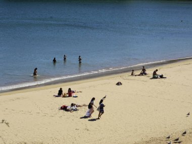 Yüzenler, Oeiras 'taki Santo Amaro plajında güneşli bir günün tadını çıkarıyorlar. 28 Haziran 2021, Oeiras, Portekiz: Oeiras 'ın Oeiras ilçesindeki Santo Amaro plajında hamamlar, koronavirüs salgınının ortasında, 28 Haziran Pazartesi günü.