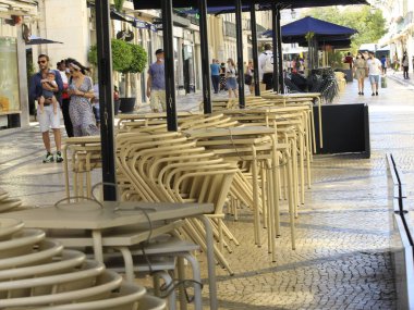 Lizbon şehir merkezinde Coronavirüs salgınının ortasında yoğun bir hareket. 26 Haziran 2021, Lizbon, Portekiz: Lizbon şehir merkezinde yoğun hareket, restoranların, kafelerin, pastanelerin ve genel ticaretin Avrupa 'da yoğunlaştığı 26 Haziran Cumartesi günü