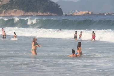 Copacabana Plajı 'nda COVID-19' un ortasında Cariocas. 26 Haziran 2021, Rio de Janeiro, Brezilya: Rio de Janeiro 'da kış mevsiminde bile hava ısındıkça, birçok Cariocas (Rio de Janeiro' dan gelen insanlar) ve çocuklar da dahil olmak üzere turistler