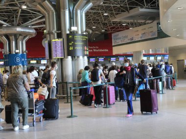 Lizbon Havaalanı 'nda yolcular hareket halinde. 28 Haziran 2021, Lizbon, Portekiz: 28 Haziran Pazartesi günü Lizbon Humberto Delgado Havalimanı 'nda COVID-19' un ortasında ağır yolcu taşımacılığı